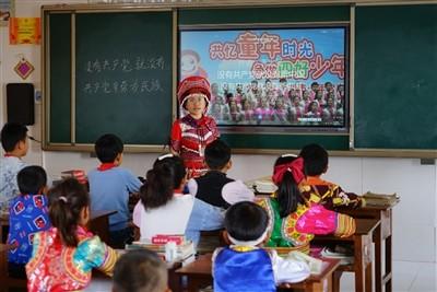救援爱图画的男孩