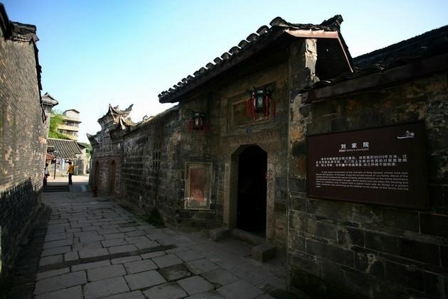 26岁蒋智豪患肺癌晚期,7次化疗后病情好转,无工作无收入常落泪